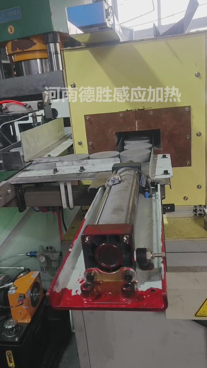 铝饼中频加热炉进料装置