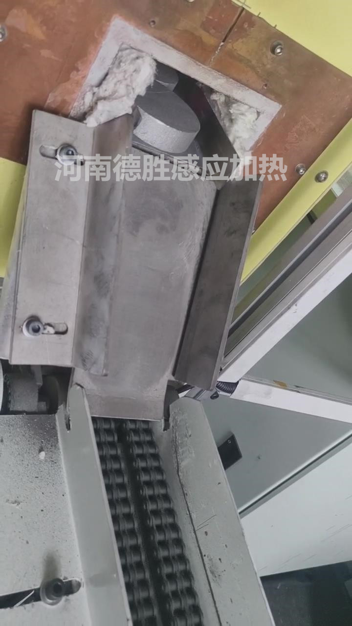 铝饼中频加热炉出料装置